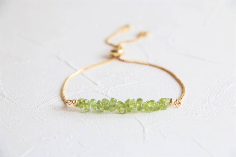 Peridot Armband, Edelstein Kristall Schiebe Minimalist Verstellbar August Geburtsstein von HandmadeByVermeer