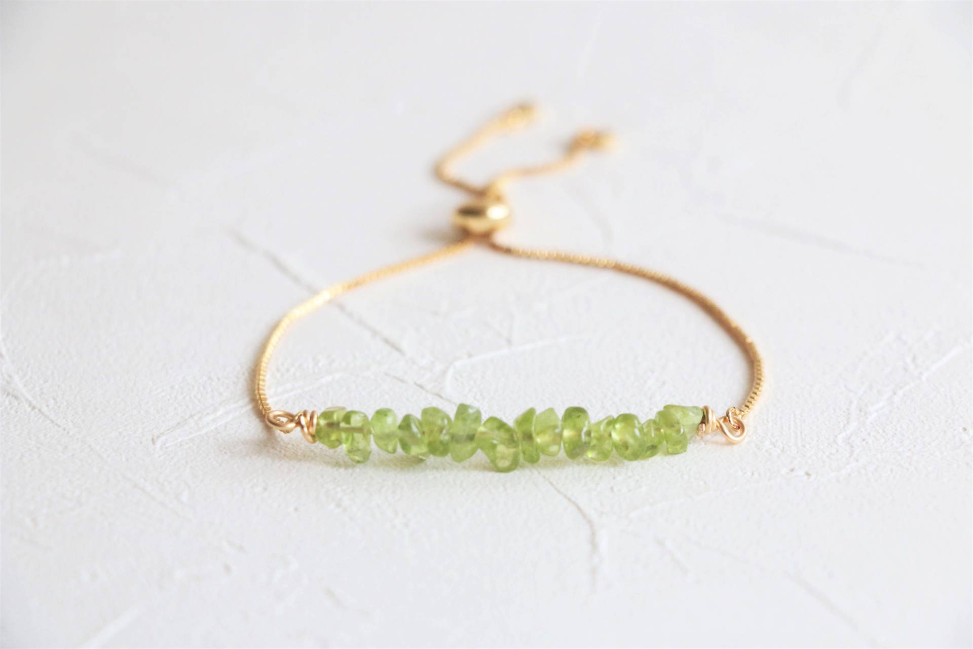 Peridot Armband, Edelstein Kristall Schiebe Minimalist Verstellbar August Geburtsstein von HandmadeByVermeer