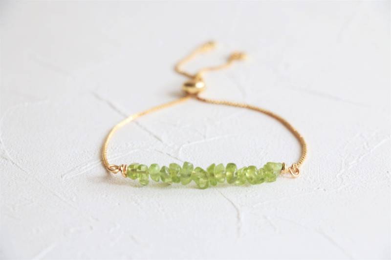 Peridot Armband, Edelstein Kristall Schiebe Minimalist Verstellbar August Geburtsstein von HandmadeByVermeer