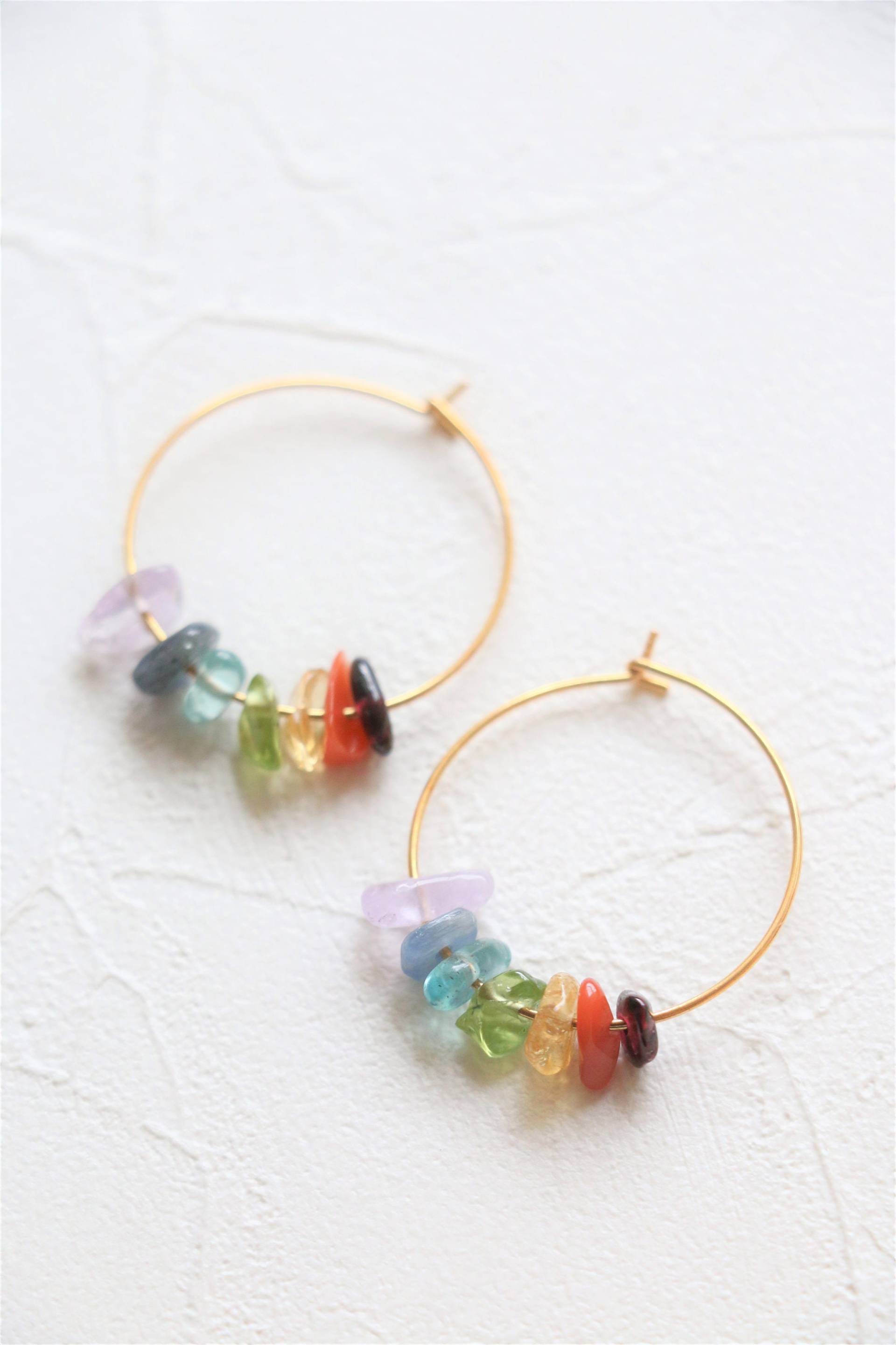 Regenbogen Kristall Creolen, Rohe Ohrringe, Quarz Rohedelstein 7 Chakra Hoop Ohrring von HandmadeByVermeer