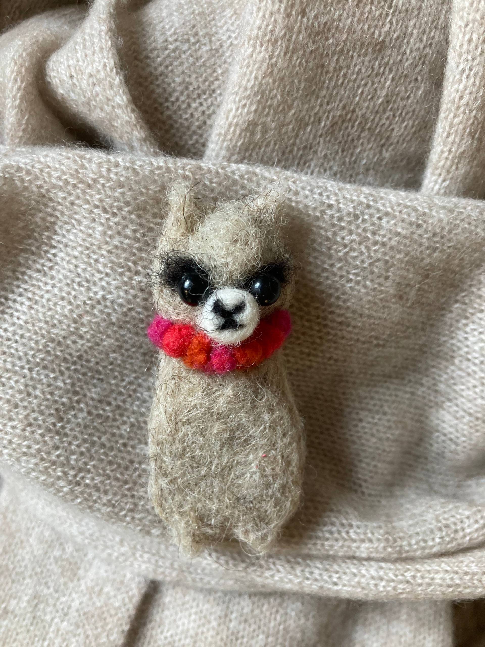 Gefilzte Lama Brosche Handgemachte Woll-Alpaka Anstecknadel Gefilzte Lama Brosche Handgemachte Woll-Alpaka Anstecknadel von HandmadeByYordanka