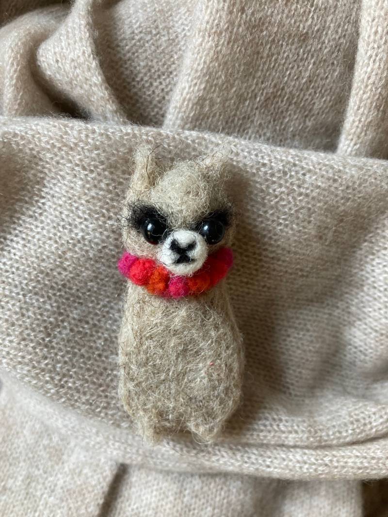 Gefilzte Lama Brosche Handgemachte Woll-Alpaka Anstecknadel von HandmadeByYordanka