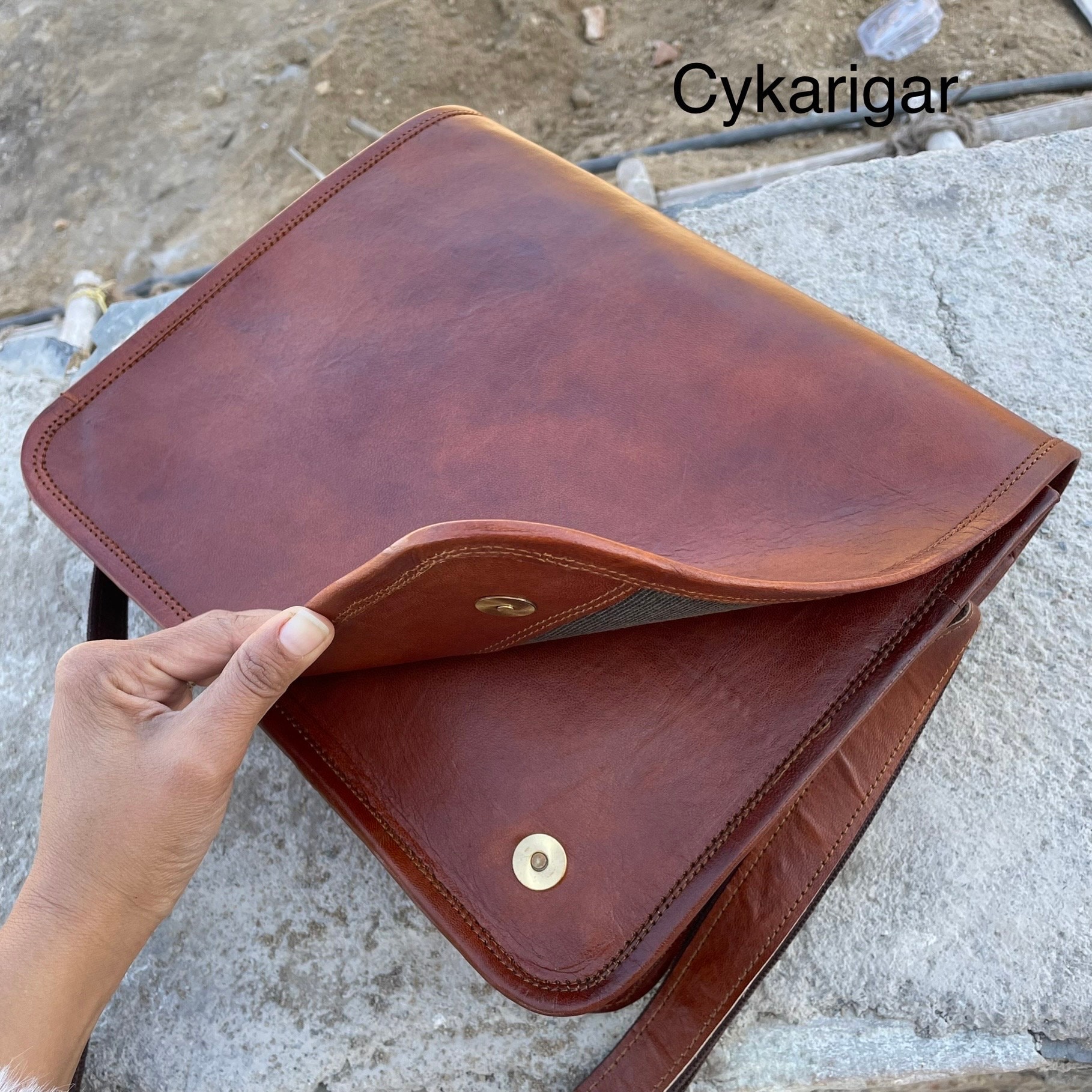 Handgefertigte Leder Messenger Cross-Body Laptop Bag Personalisierte Büro Handtasche Aktentasche Rustikale Vintage Für Herren Damen von HandmadeCYKarigar