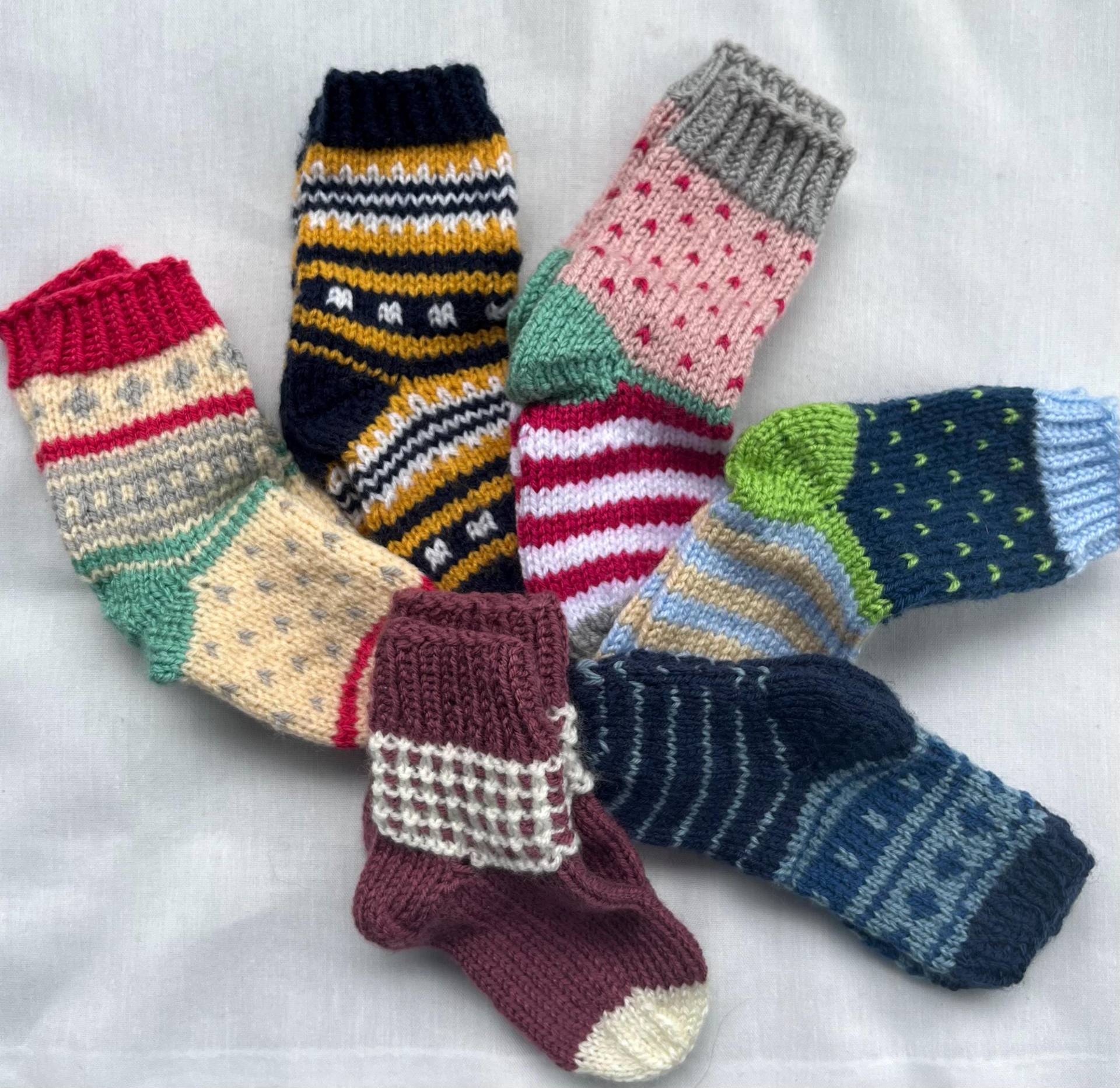 Babysocken 0-2 Jahre, Handgestrickt, Unikate, Wahlweise Abs Babysocken 0-2 Jahre, Handgestrickt, Unikate, Wahlweise Abs von HandmadeFeeSK