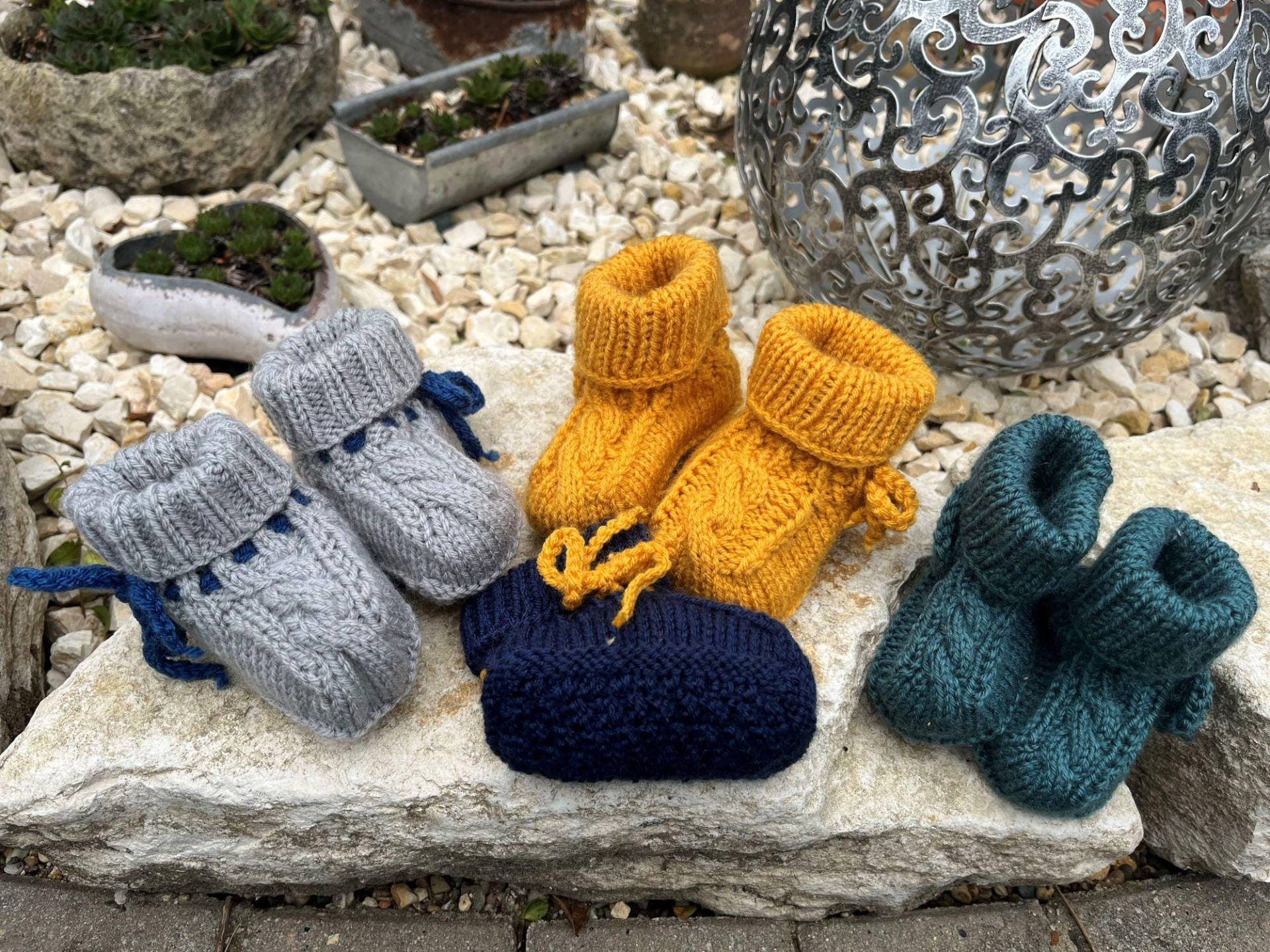 Hangestrickte Babyschuhe, Gr. 0 -1 Jahre, Krabbelschuhe, Babybootys, Viele Farben, Handgestrickt Hangestrickte Babyschuhe, Gr. 0 -1 Jahre, Krabbelschuhe, Babybootys, Viele Farben, Handgestrickt von HandmadeFeeSK