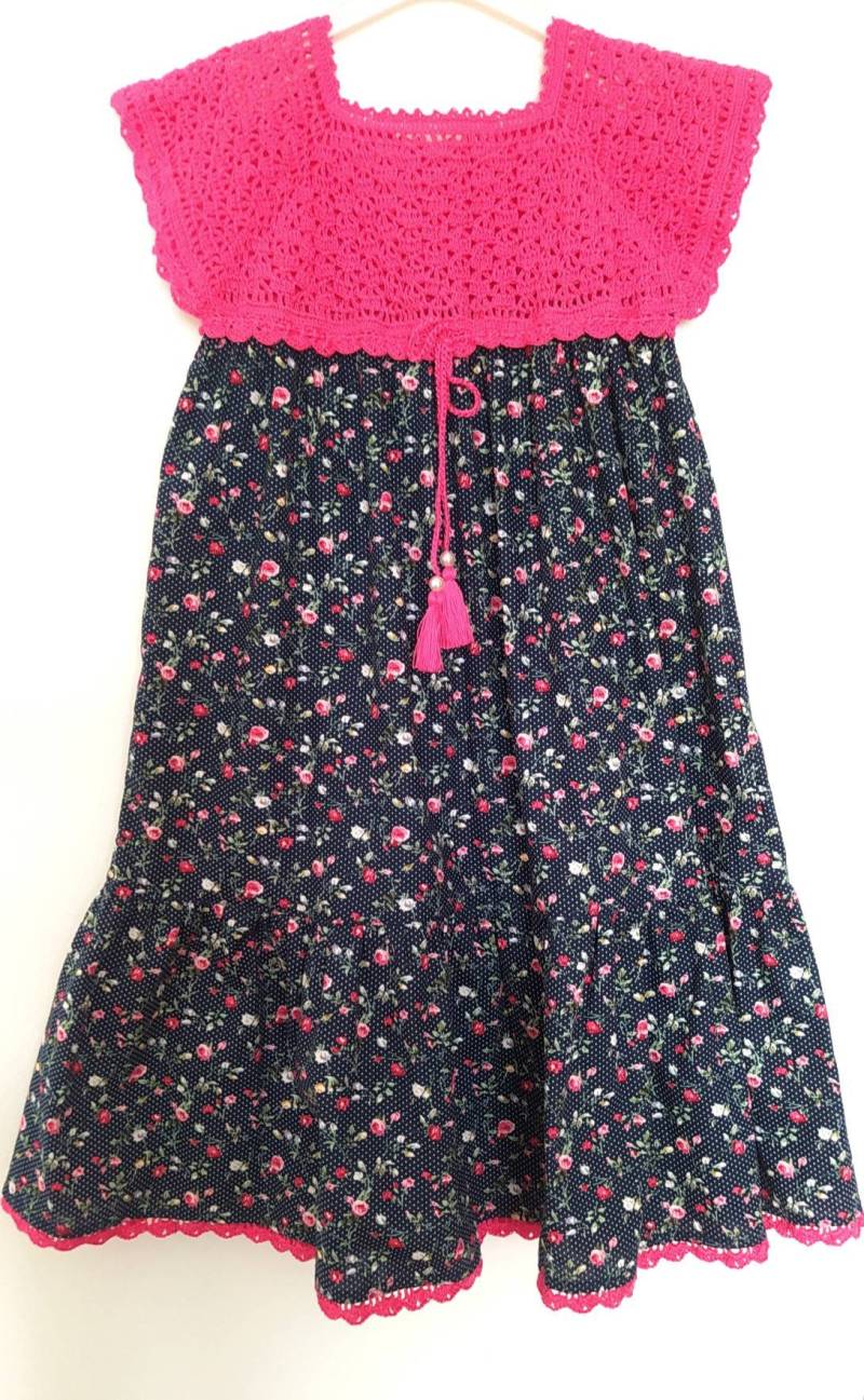 Sommerkleid Für Mädchen in Größe 128 Aus Baumwolle Mit Gehäkeltem Oberteil Rosa/Dunkelblau Floralem Muster von HandmadeForKinder