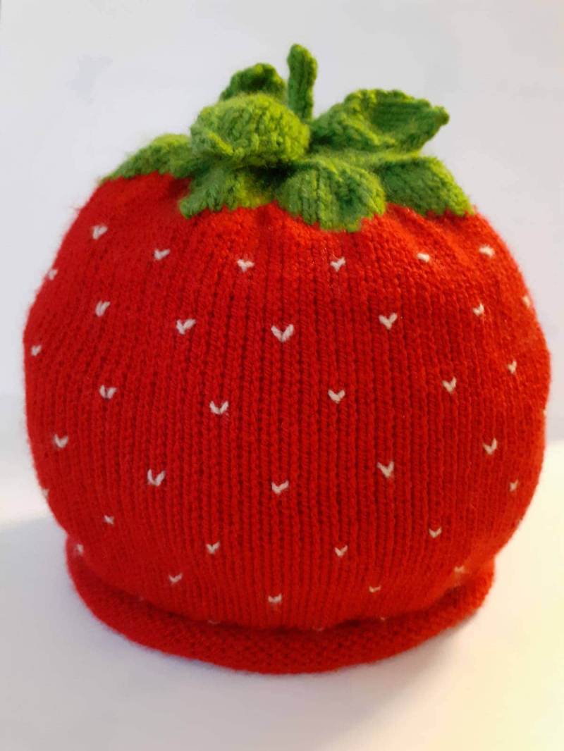 Warme Gefütterte Winter Mütze, Erdbeermütze Für Mädchen Gr.38-40 Gestrickt in Rot von HandmadeForKinder