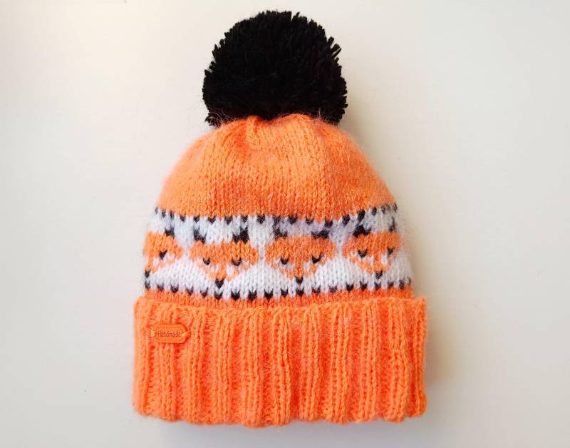 Warme Gefütterte Winter Mütze, Mit Fuchs Muster Für Mädchen Gr.55-56 Gestrickt in Orange von HandmadeForKinder