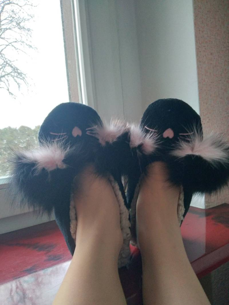 Damen-Hausschuhe Mit Fellbommeln Aus Echtem Fuchsfell. Aus Schwarzem Veloursstoff Sherpa-Fellfutter Innen. Damen-Hausschuhe. Ballerina-Hausschuhe von HandmadeFromNaturFur