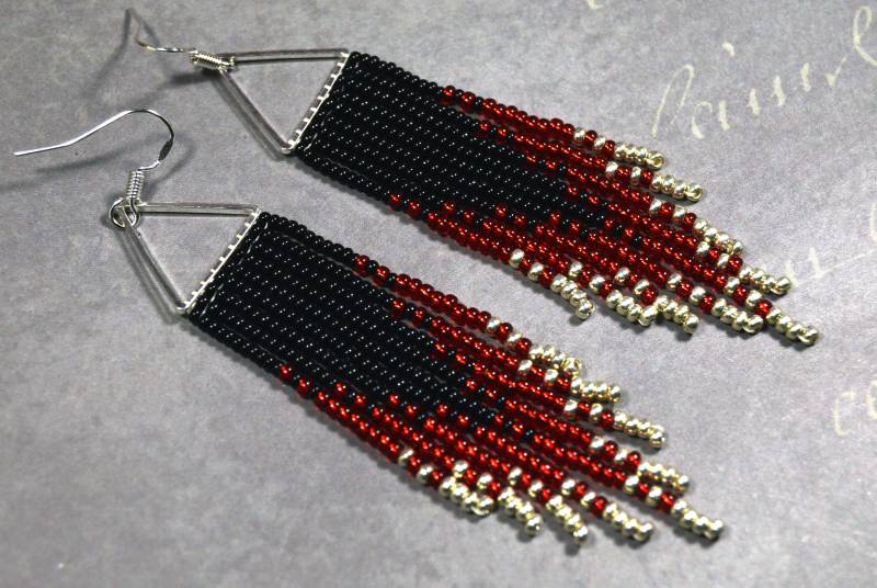 Dreieck Fransen Perlen Ohrringe, Lange Rot Silber Schwarz Ohrringe von HandmadeGiftsStore