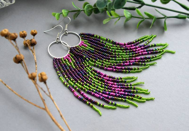Perlen Fransen Ohrringe, Saatperlen Regenbogen Lila, Grün, Rosa Ohrringe von HandmadeGiftsStore