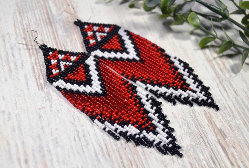 Lange Perlen Quasten Ohrringe Rot, Schwarz & Weisse Rocailles von HandmadeGiftsStore