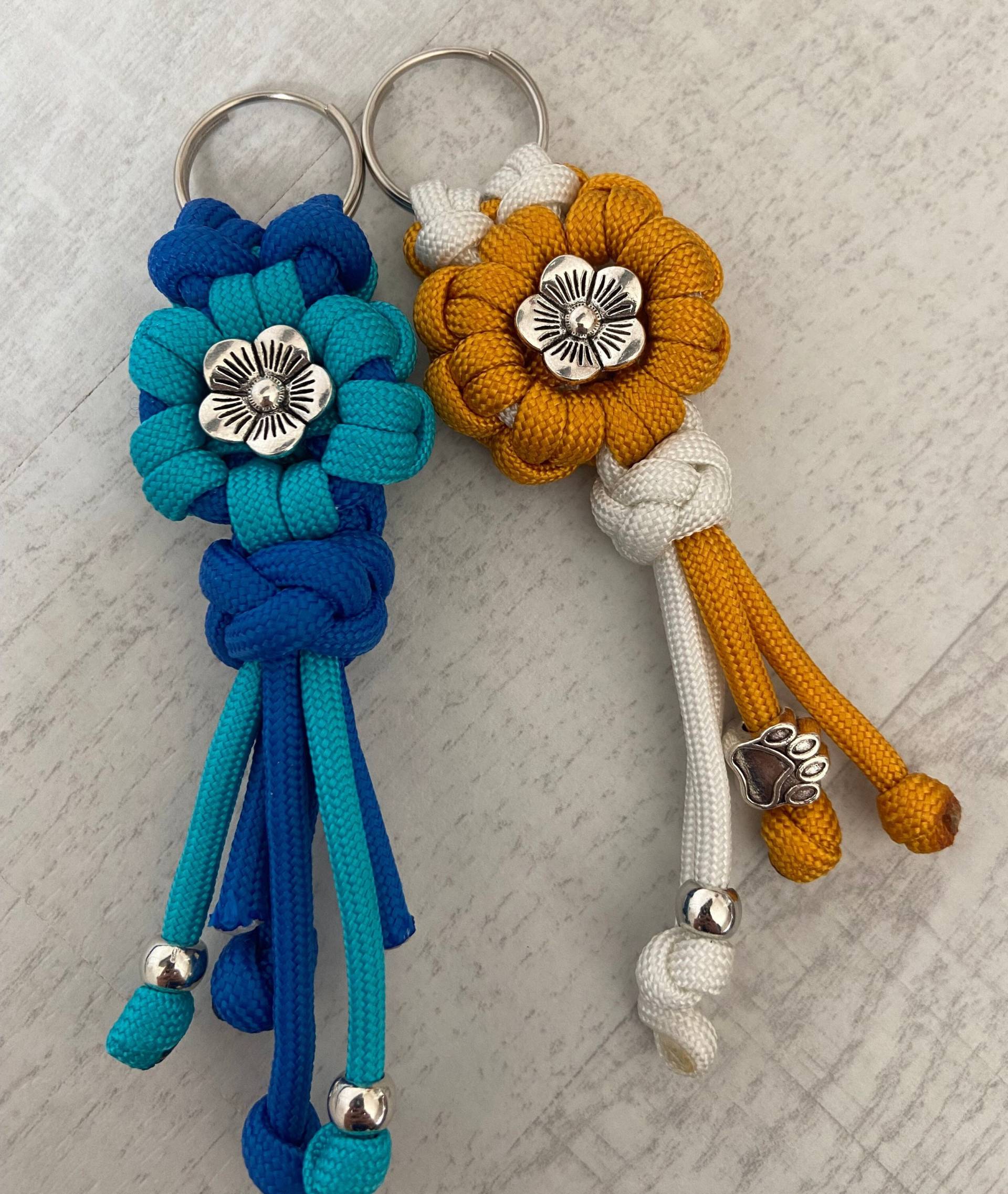 Schlüsselanhänger Blume Aus Paracord Schlüsselanhänger Blume Aus Paracord von HandmadeHundemode