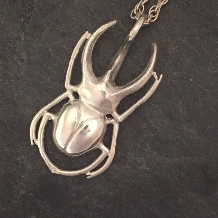 Atlas Käfer Halskette Aus Sterling Silber, Klobiger Herren Schmuck, Maskuliner Punziert Und Handgefertigt in Großbritannien, Ein Insekten Schmuck von HandmadeInSilver
