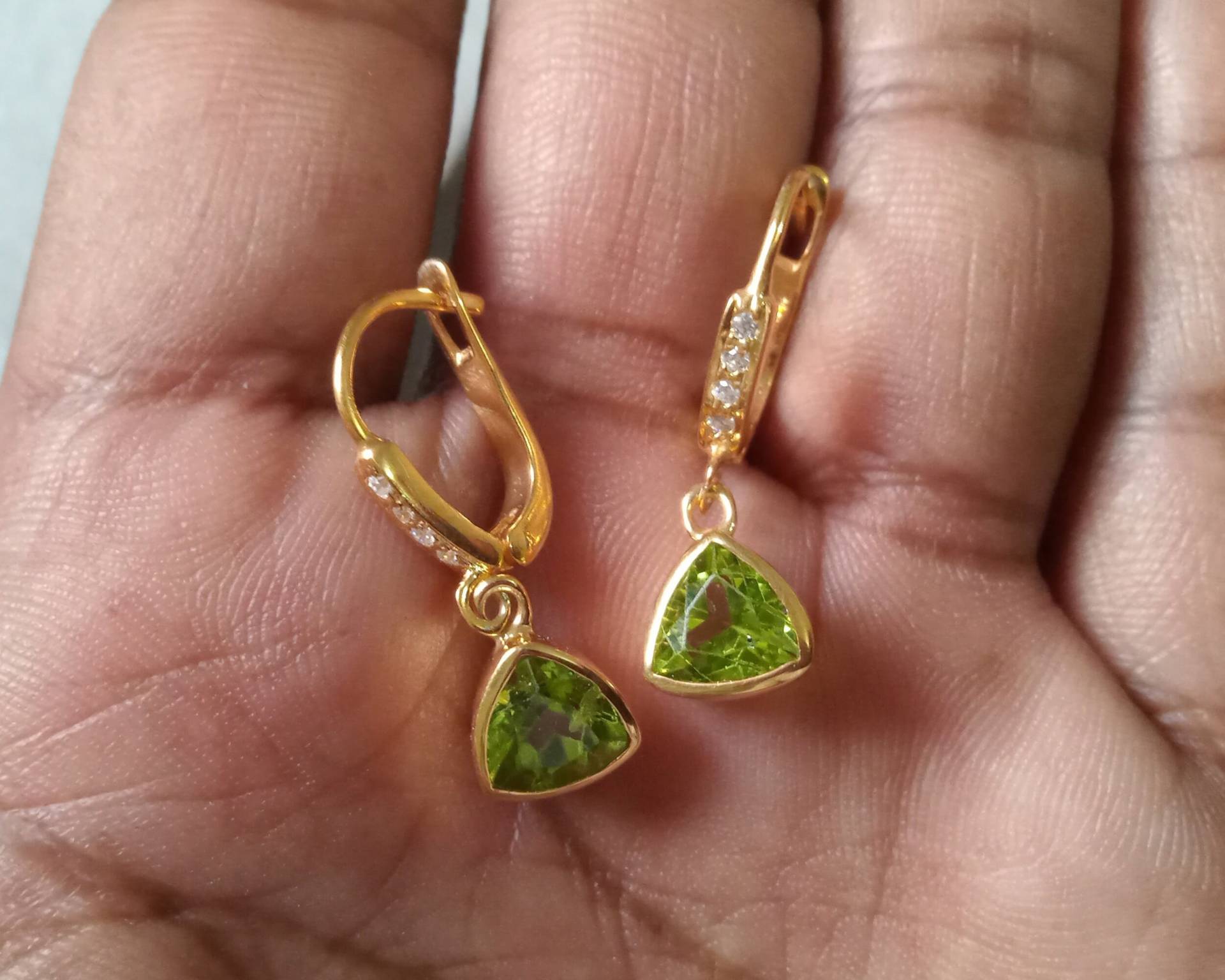 Natürliche Peridot Ohrringe, Kissen Dreieck Ohrringe, 925 Sterling Silber Gold Rhodium Ohrringe, Cz Ohrringe, Billion Ohrringe, Edelstein Ohrringe von HandmadeJewelleryHub