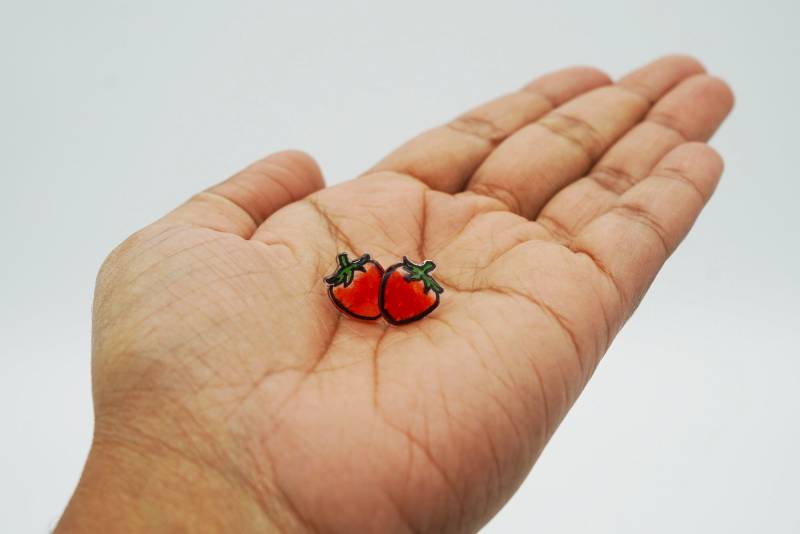 Erdbeere Ohrstecker/Spaß Obst Beere Miniatur Handgemachte Schmuck Hypoallergen Kunststoff Zurück Und Niedlich Kinder Ohrringe Schrulligen von HandmadeLittlThings