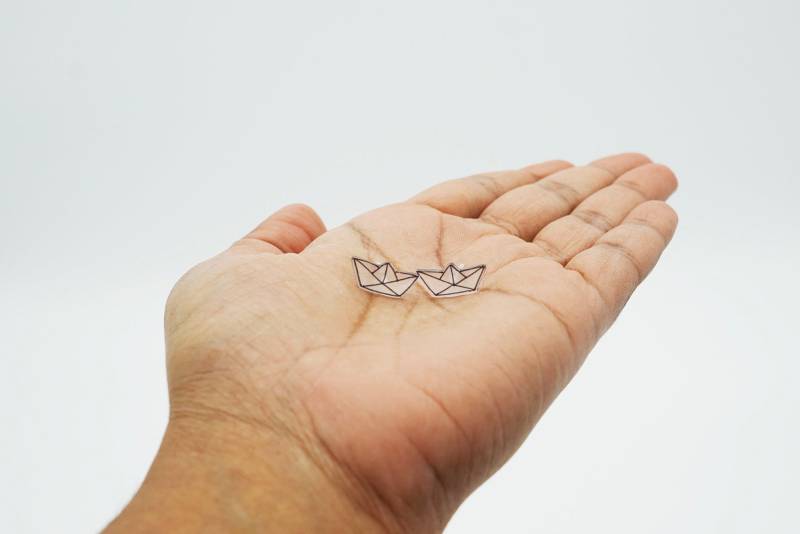 Origami Papier Boot Ohrstecker/Kleine Papierboot Miniatur Zarte Zierliche Halb Transparent Niedlich Und Spaß Segelschiff Schmuck Geschenk von HandmadeLittlThings