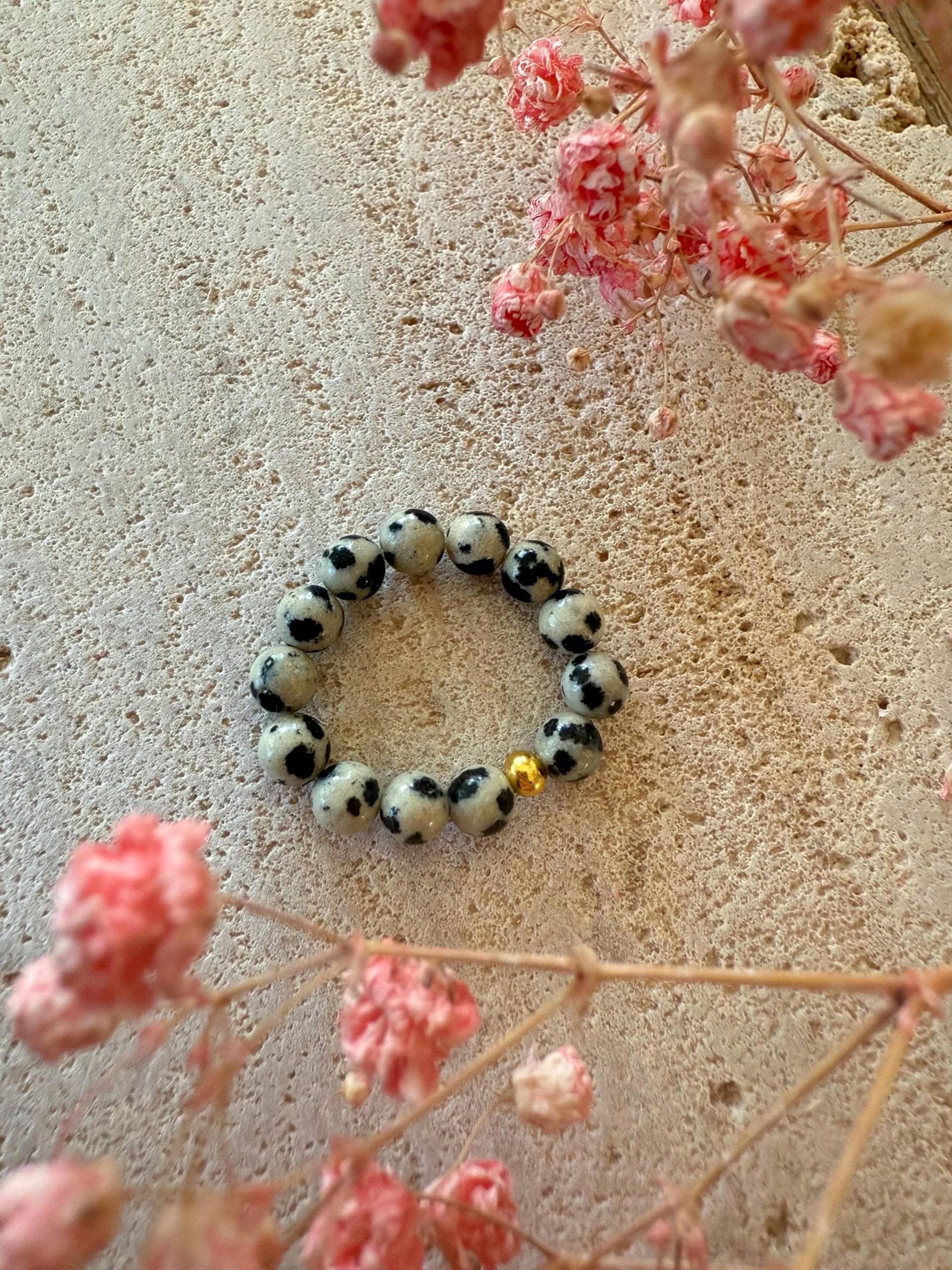Perlenring Gold Ring Vergoldet Edelstahl Accessoires Minimalistisch Elastisch Geschenk Geschenkidee Perlen Handgemacht Marmor von HandmadeLoveByJKnn