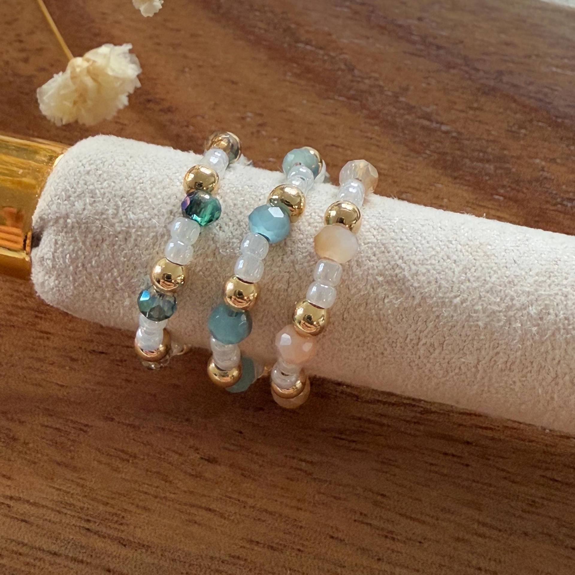Perlenring Gold Ring Vergoldet Edelstahl Accessoires Minimalistisch Elastisch Geschenk Geschenkidee Perlen Handgemacht von HandmadeLoveByJKnn