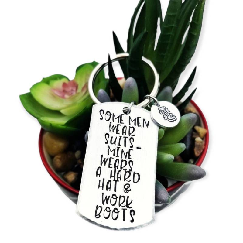 Hard Hat & Boots Schlüsselanhänger Hand Gestempelt Aluminium Dog Tag von HandmadeLoveStory