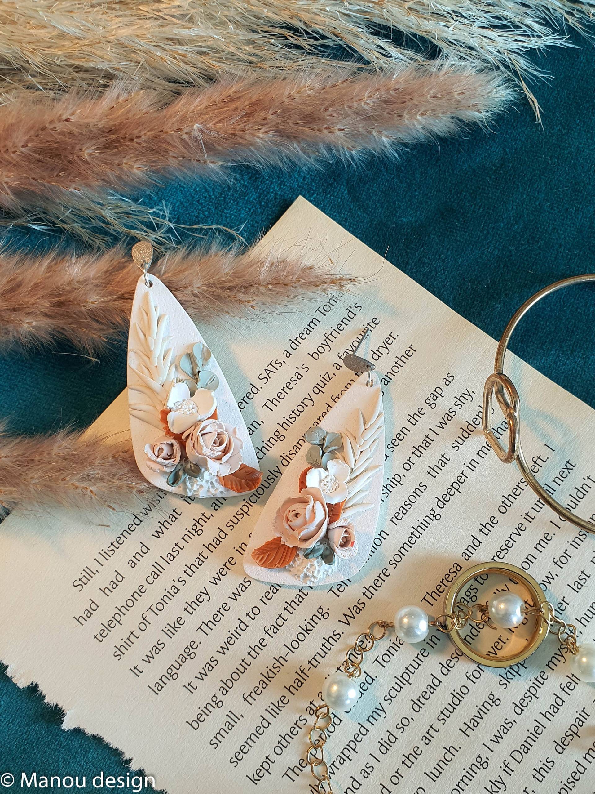 Boho Vibes Floral Ohrringe, Polymer Clay Ton Blumenstrauß Und Eukaliptus Statement Geschenk Für Sie Boho Vibes Floral Ohrringe, Polymer Clay Ton Blumenstrauß Und Eukaliptus Statement Geschenk Für Sie von HandmadeManouDesign
