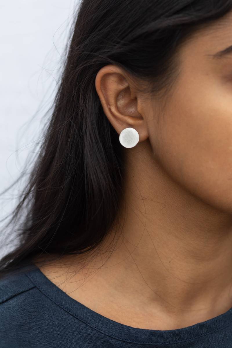 Große Silberne Vollmond Kreis Scheiben Ohrstecker von HandmadeNinalu