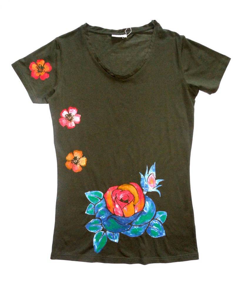 Grünes Olivfarbenes Blumen-T-Shirt-Damen-Handgemachtes Hibiskus-T-Shirt-Bemaltes Blumen-T-Shirt-Handbemaltes Damengeschenk-Handbemalte Kleidung-Top von HandmadeRetroTshirts