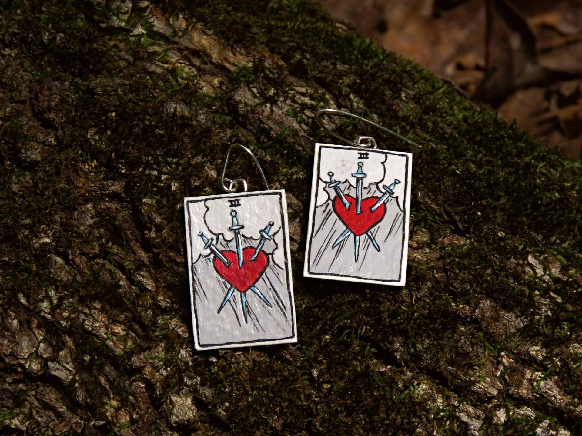 Drei Schwert Handbemalte Ohrringe. Tarot Card Mini Karten Ohrringe Baumeln. Handbemalte Drei Schwert Handbemalte Ohrringe. Tarot Card Mini Karten Ohrringe Baumeln. Handbemalte von HandmadeSunshinee