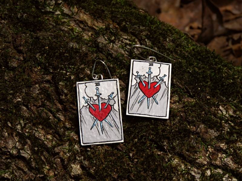 Drei Schwert Handbemalte Ohrringe. Tarot Card Mini Karten Ohrringe Baumeln. Handbemalte von HandmadeSunshinee