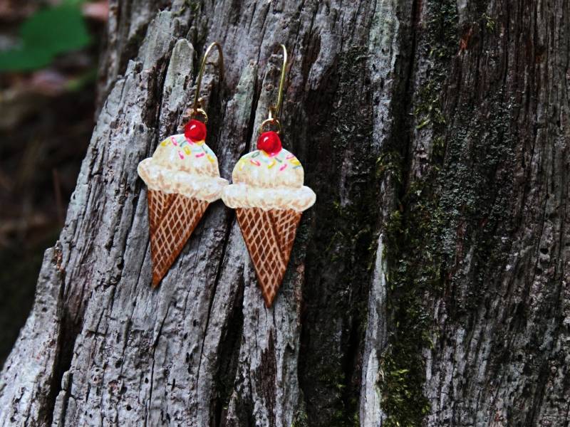 Eiszapfen Handbemalte Ohrringe. Eiscreme Ohrringe Baumeln. Papierohrringe von HandmadeSunshinee