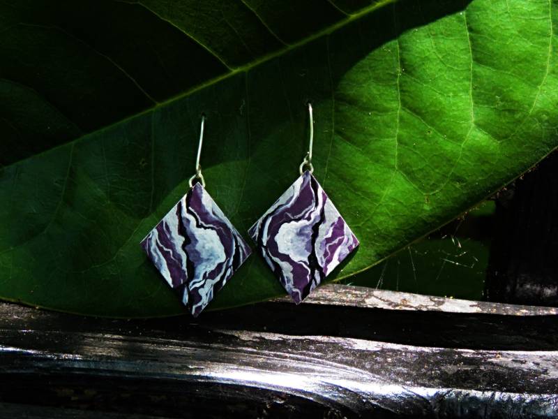 Lila Silber Marmor Handbemalte Ohrringe. Papierohrringe von HandmadeSunshinee