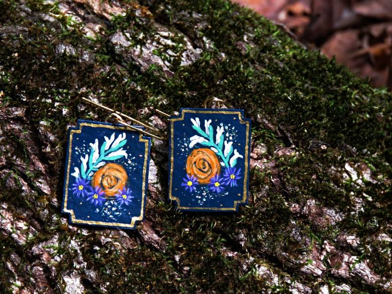 Marineblaue Florale Ohrringe. Handbemalte Blaue Papierohrringe von HandmadeSunshinee