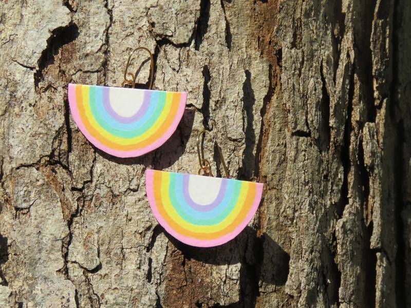 Pastell Regenbogen Handbemalte Ohrringe. Papierohrringe von HandmadeSunshinee
