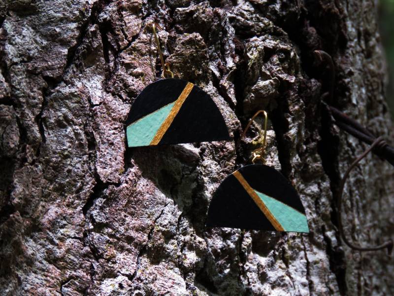 Schwarze Mint Gold Halbmond Ohrringe. Handbemalte Papierohrringe von HandmadeSunshinee