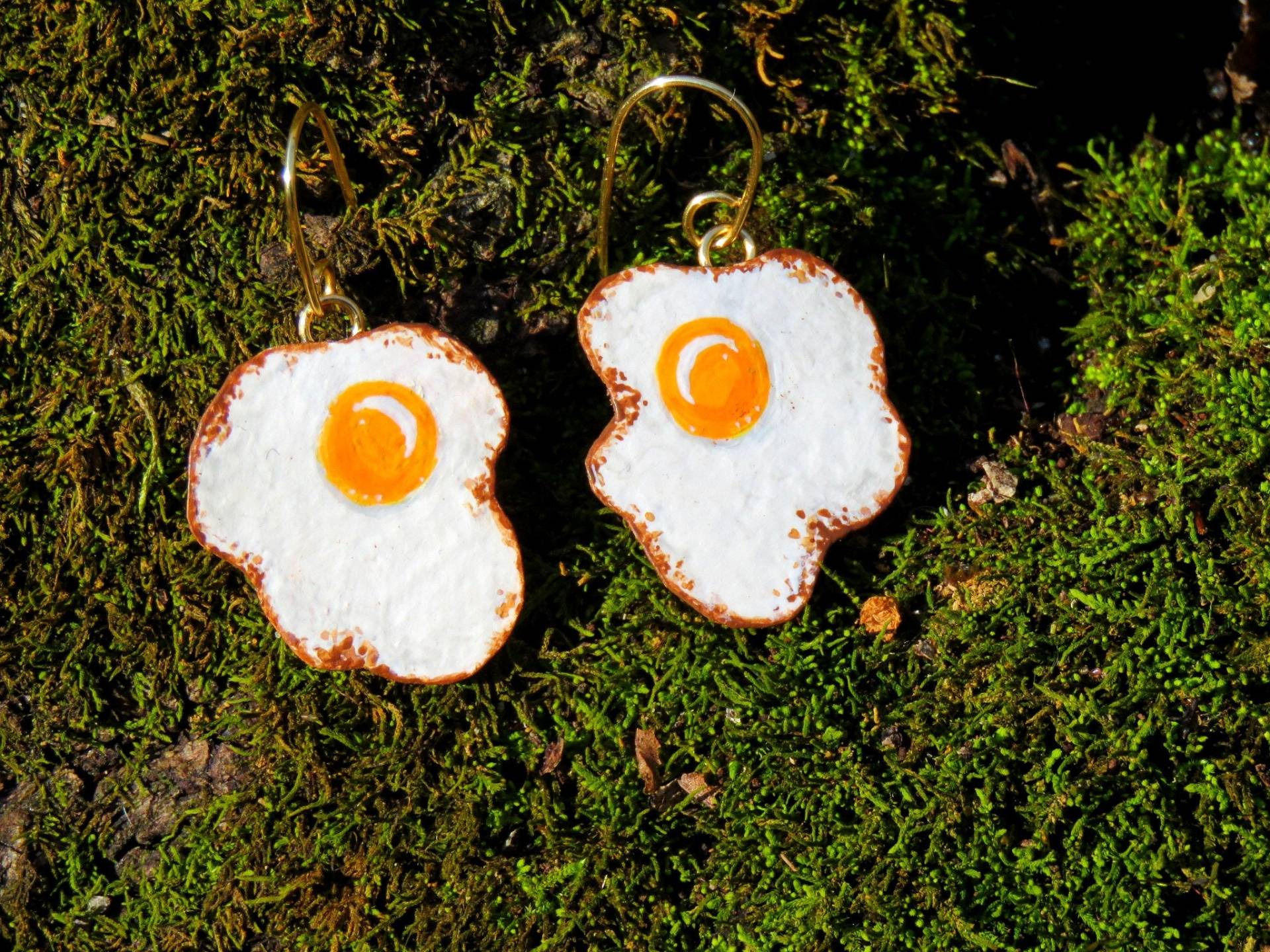 Spiegelei Handbemalte Ohrringe. Eierohrringe. Frühstück Essen Handgemachte Papier Spiegelei Handbemalte Ohrringe. Eierohrringe. Frühstück Essen Handgemachte Papier von HandmadeSunshinee