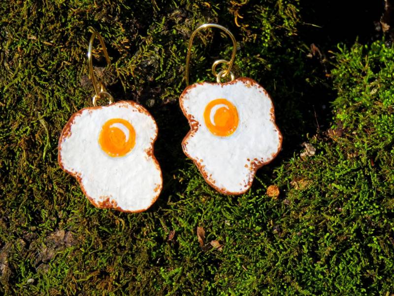 Spiegelei Handbemalte Ohrringe. Eierohrringe. Frühstück Essen Handgemachte Papier von HandmadeSunshinee