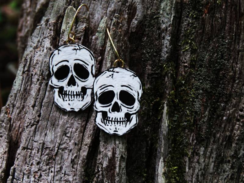 Totenkopf Handbemalte Ohrringe. Ohrringe Baumeln. Papierohrringe von HandmadeSunshinee
