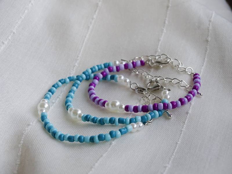 Perlenarmband in Blau Oder Lila | Simpler Schmuck von HandmadeTalesbyR