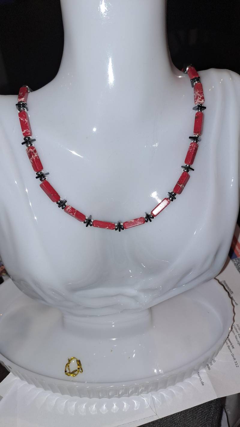 100021 Aparte Halskette Aus Roten Steinperlen, Schwarzen Glasplättchen Und Silberfarbenen Elementen, 53 cm Lang 100021 Aparte Halskette Aus Roten Steinperlen, Schwarzen Glasplättchen Und Silberfarbenen Elementen, 53 cm Lang von HandmadeWithEmpathy