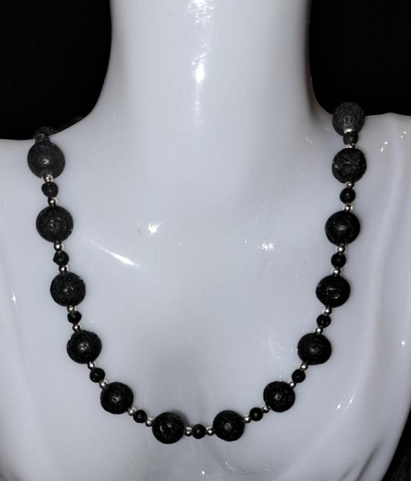 100043 Tiefschwarze Kette Aus Lavaperlen in Verschiedenen Größen Mit Silberfarbenen Elementen, 54 cm Lang 100043 Tiefschwarze Kette Aus Lavaperlen in Verschiedenen Größen Mit Silberfarbenen Elementen, 54 cm Lang von HandmadeWithEmpathy
