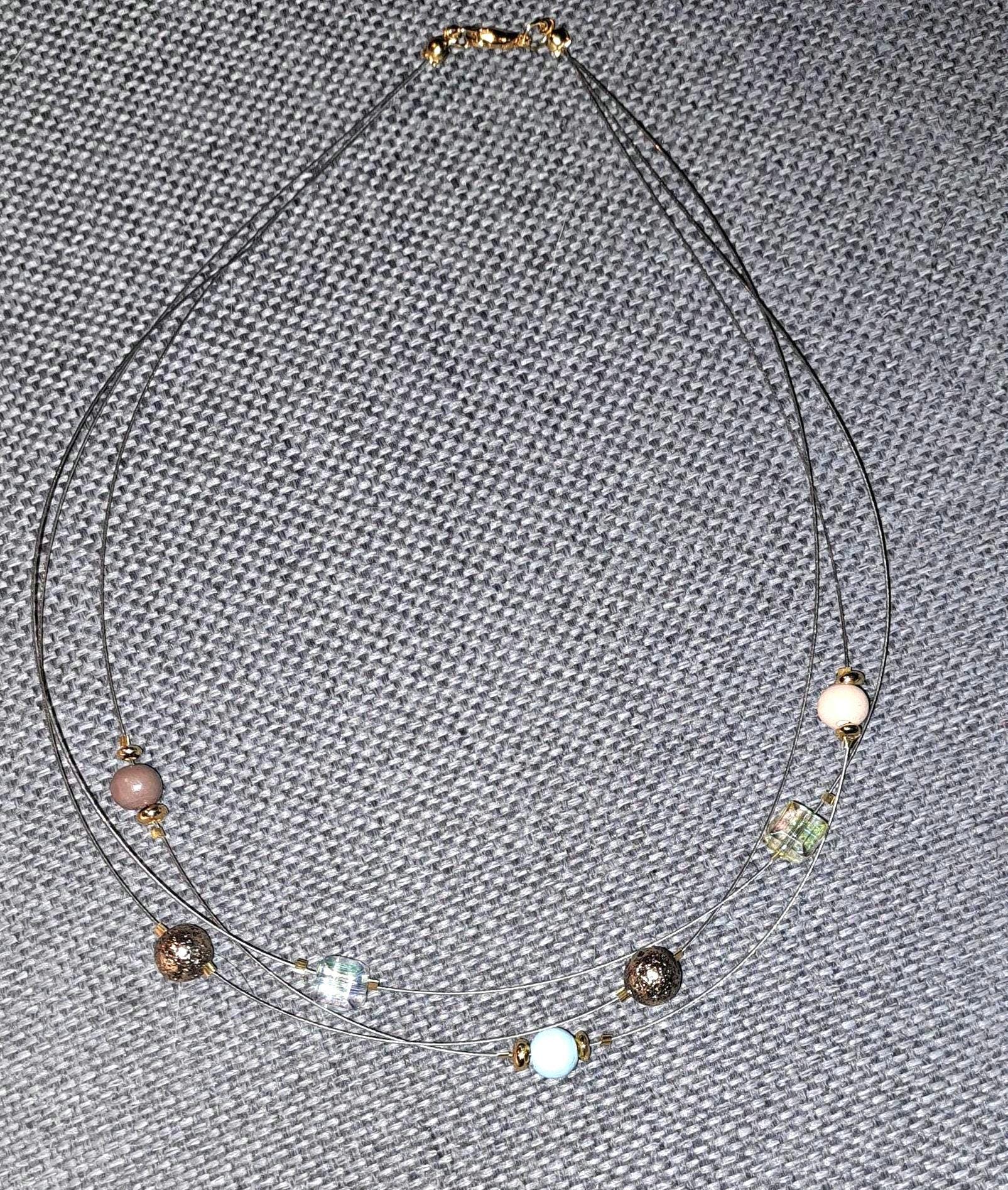 100046 Kette Aus "Schwebenden" Perlen in Wunderschönen Farben Und Unterschiedlichen Materialien von HandmadeWithEmpathy