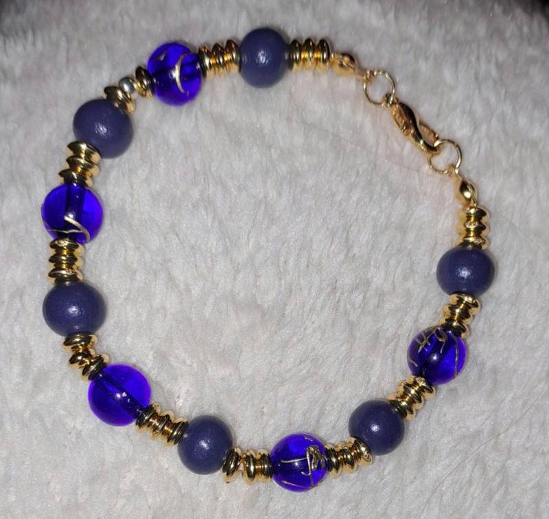200002 Apartes Armband Aus Glas - Und Holzperlen in Einem Tollen Blau Goldfarbenen Elementen, 19 cm Lang Auf Stretchband Gezogen 200002 Apartes Armband Aus Glas - Und Holzperlen in Einem Tollen Blau Goldfarbenen Elementen, 19 cm Lang Auf Stretchband Gezogen von HandmadeWithEmpathy