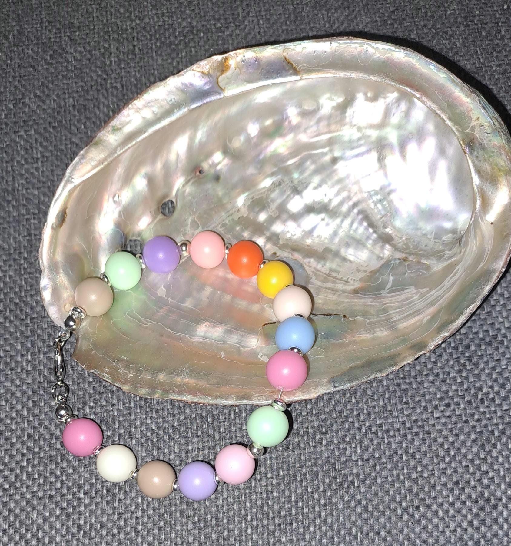 200006 Peppiges Armband Aus Perlen in Tollen Pastellfarben Und Silberfarbenen Elementen 200006 Peppiges Armband Aus Perlen in Tollen Pastellfarben Und Silberfarbenen Elementen von HandmadeWithEmpathy