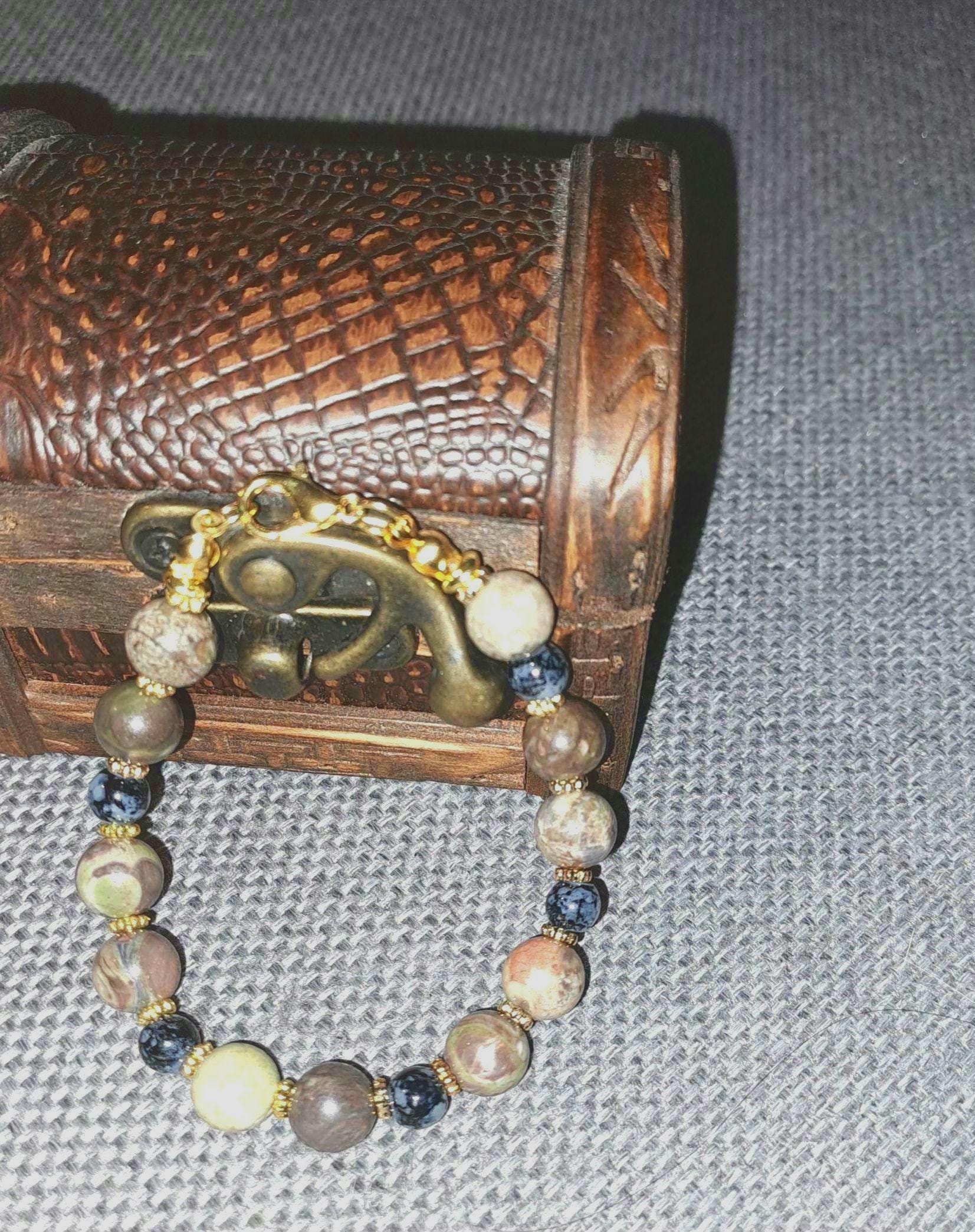 200010 Wunderbares Armband Aus Japis in Tollen Farben Und Goldfarbenen Elementen. 18 cm Lang von HandmadeWithEmpathy