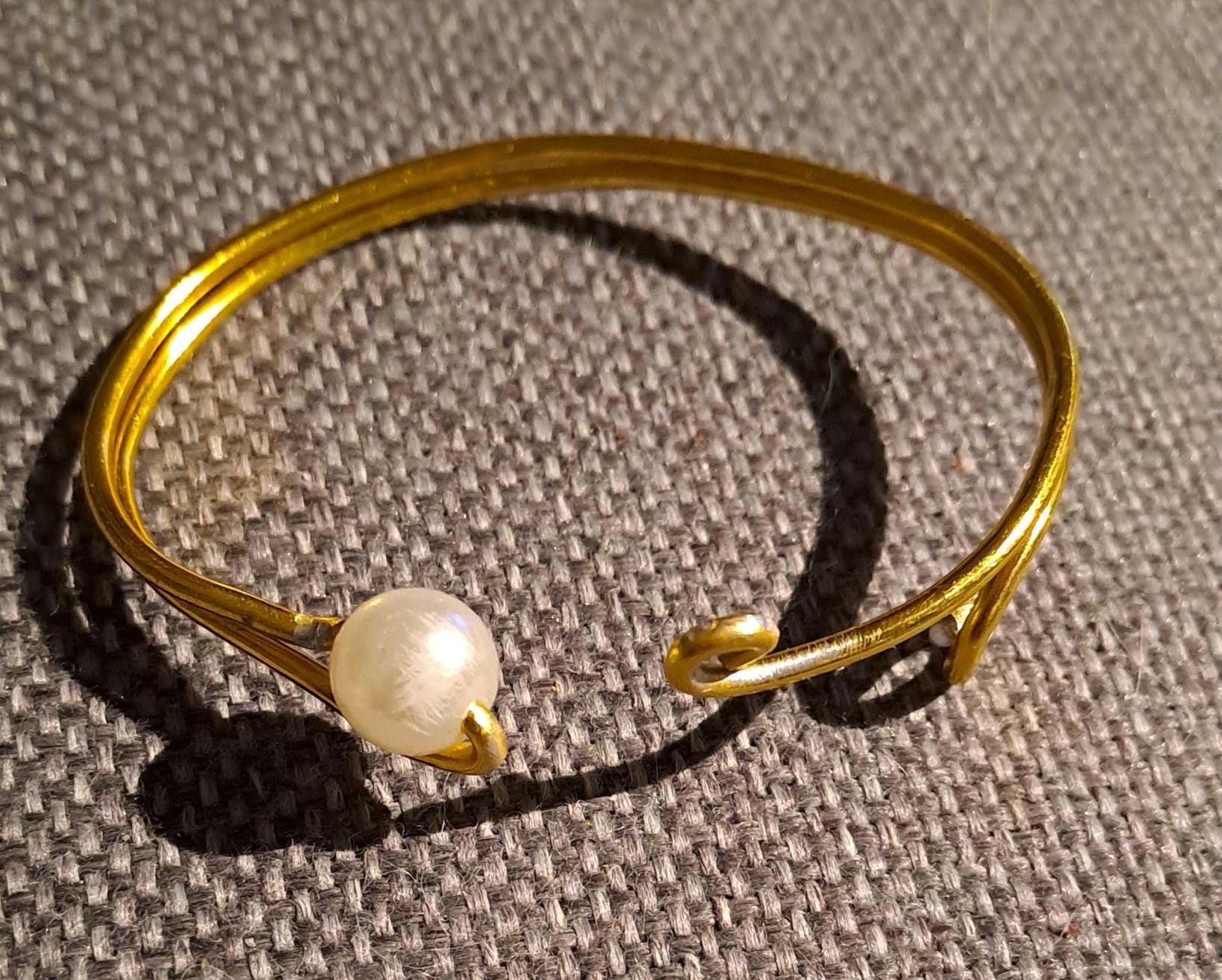 700003 Armreif Aus Draht Mit Weißer Perle, 19 cm von HandmadeWithEmpathy