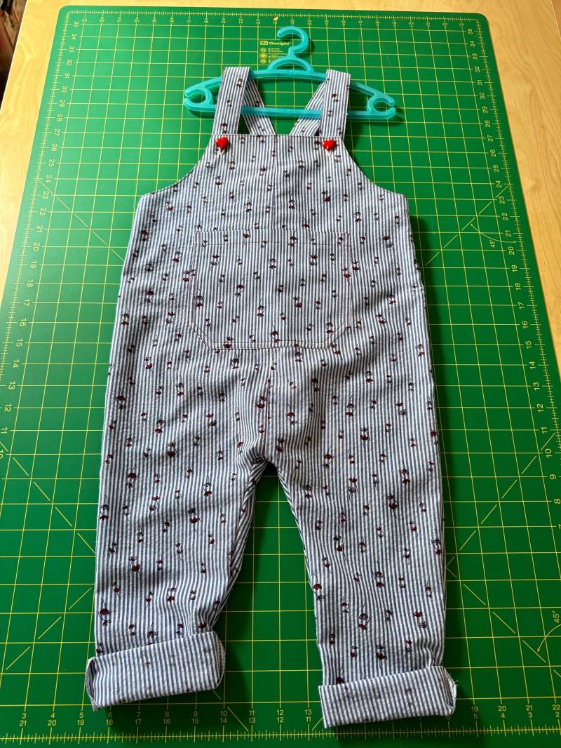 Latzhose Gr. 104 Latzhose Gr. 104 von HandmadeWithLoveBri