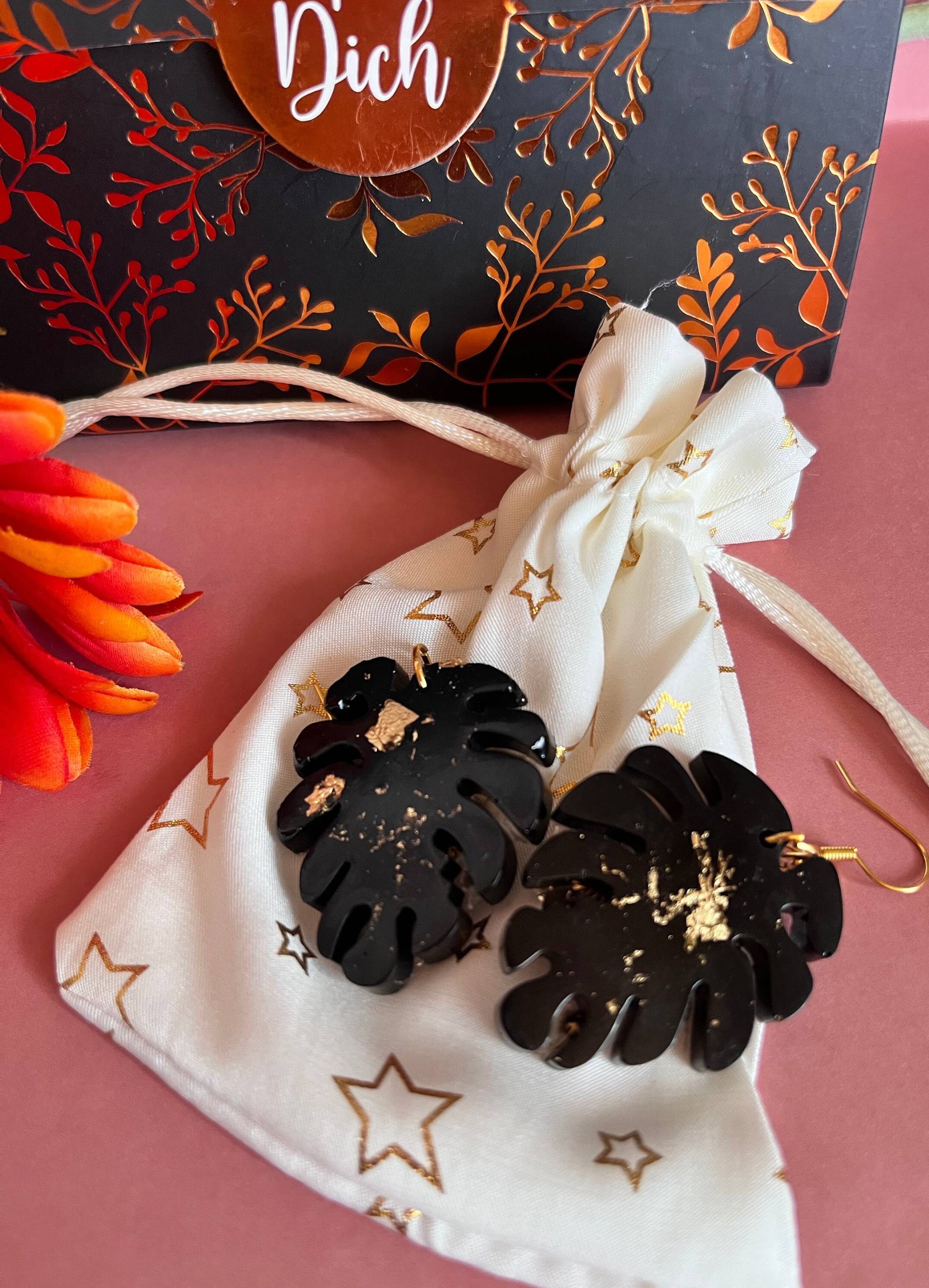 Ohrringe Kunstharz Resin Blattform Schwarz Gold Geschenk Schmuck Ohrringe Kunstharz Resin Blattform Schwarz Gold Geschenk Schmuck von HandmadeandStuffShop