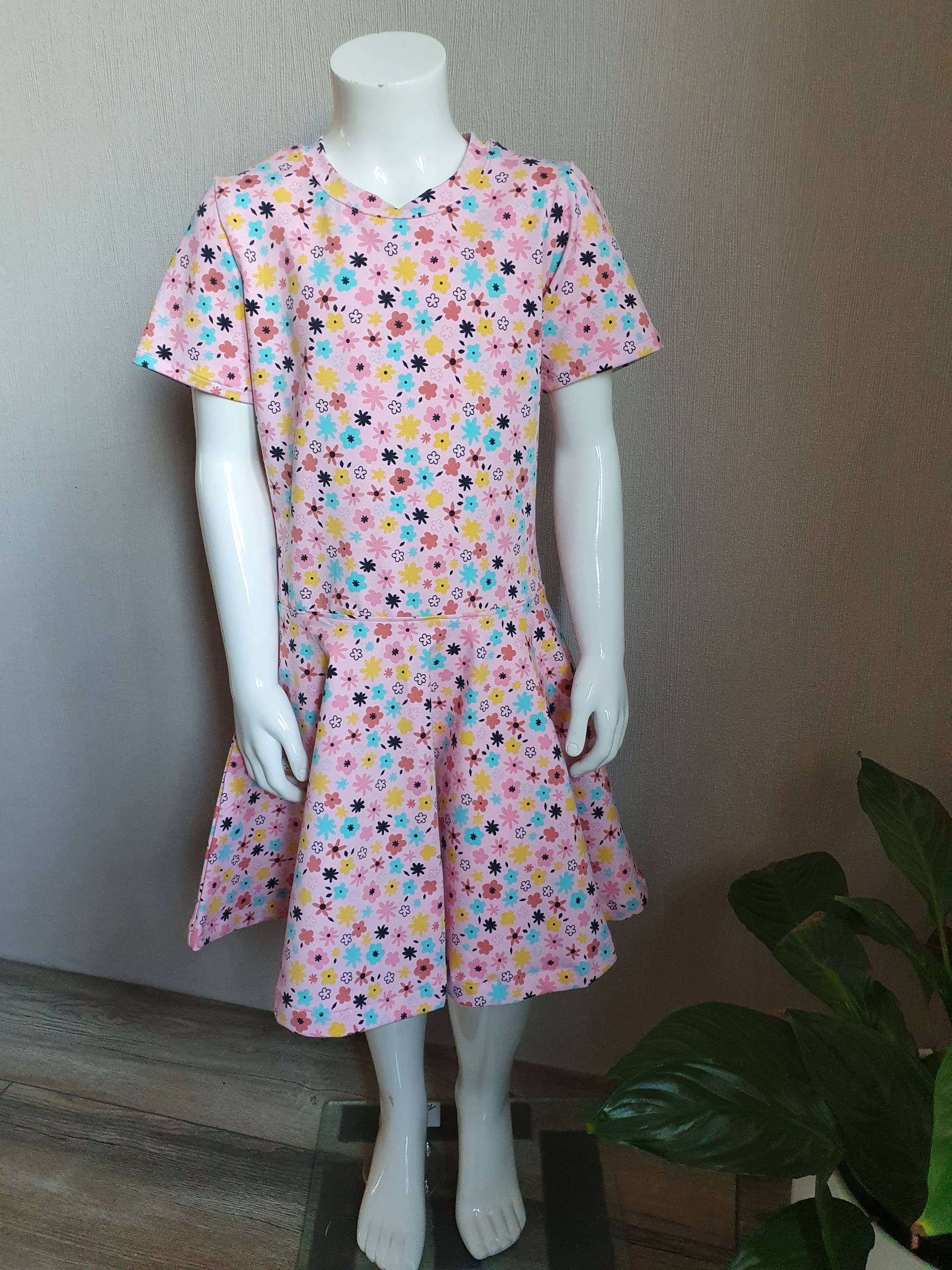 Handmade Kleid Mit Tellerrock Gr. 110 von HandmadebyAndreaH