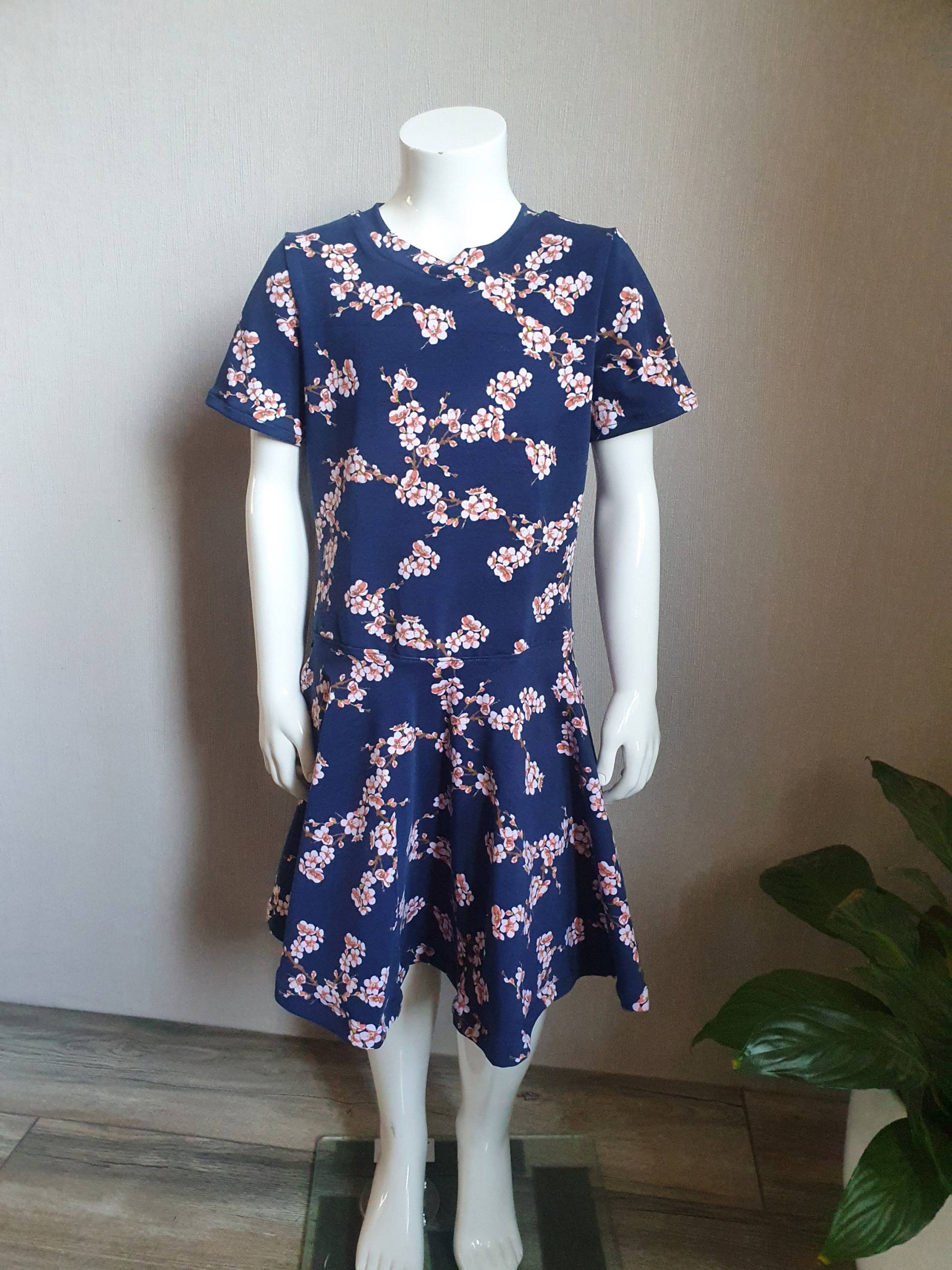 Handmade Kleid Mit Tellerrock Gr. 116 von HandmadebyAndreaH