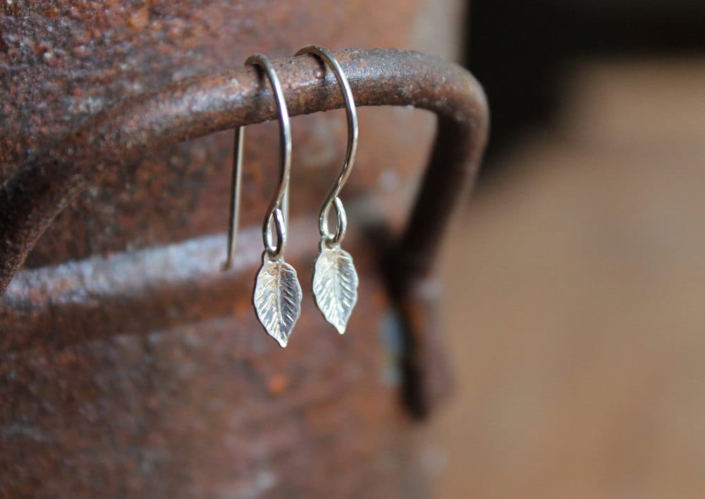 Hudson Valley Winzigen Sterling Silber Blatt Promi Ohrringe Auf Ohrhaken Hudson Valley Winzigen Sterling Silber Blatt Promi Ohrringe Auf Ohrhaken von HandmadebyAnnePotter